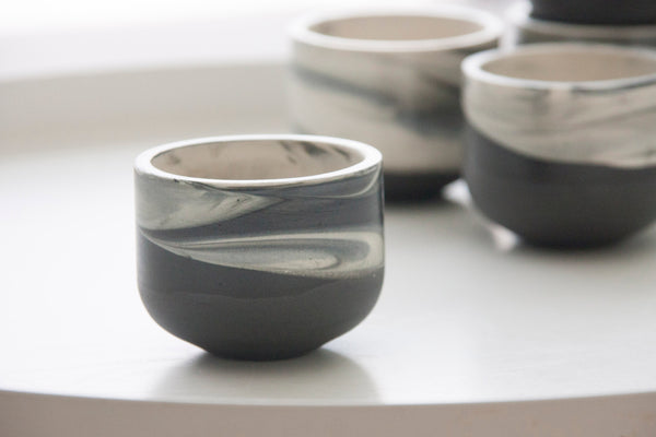 EMMA - Ceramic espresso cup in black and white marble pattern- Short